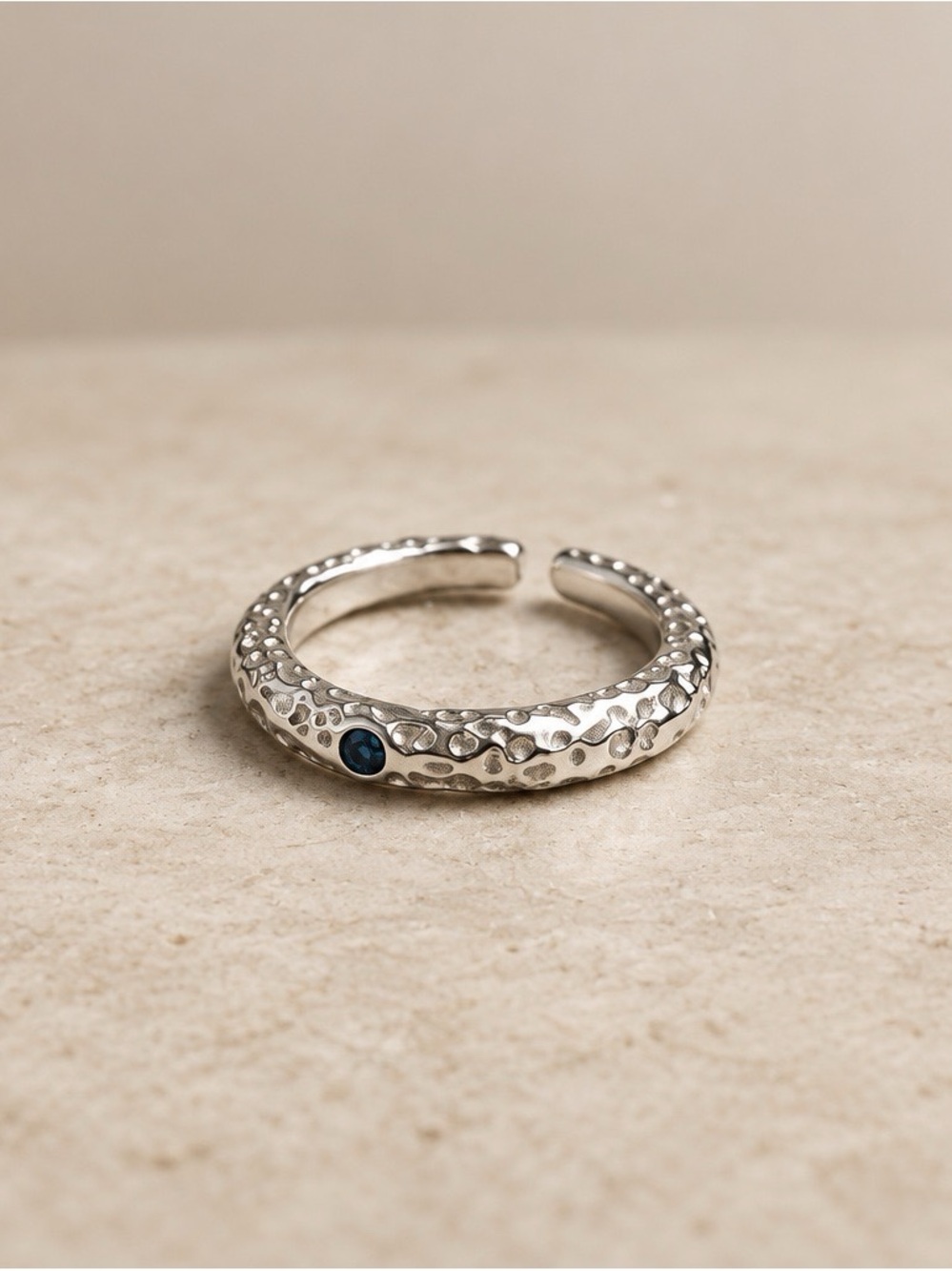 2425-7 NEW 925 Sterling Silver Blue Gem Hammered Ring